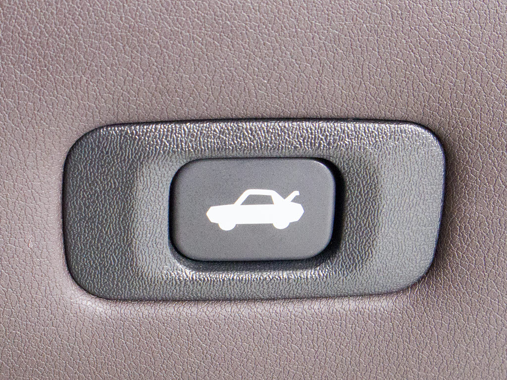 ボタン一つでトランクオープンが可能！車内
から操作できる為、非常に便利な装備の一つ
となります！