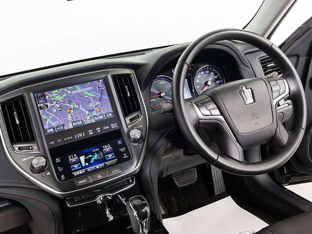 使いやすさや安全性を追求したステアリング
周り！高級車ゆえにスイッチ類が多いのも特
徴ですね！考え尽くされた配置ですぐに使い
こなす事が出来ますのでご安心下さい！是非
、体感してみて下さい！！
