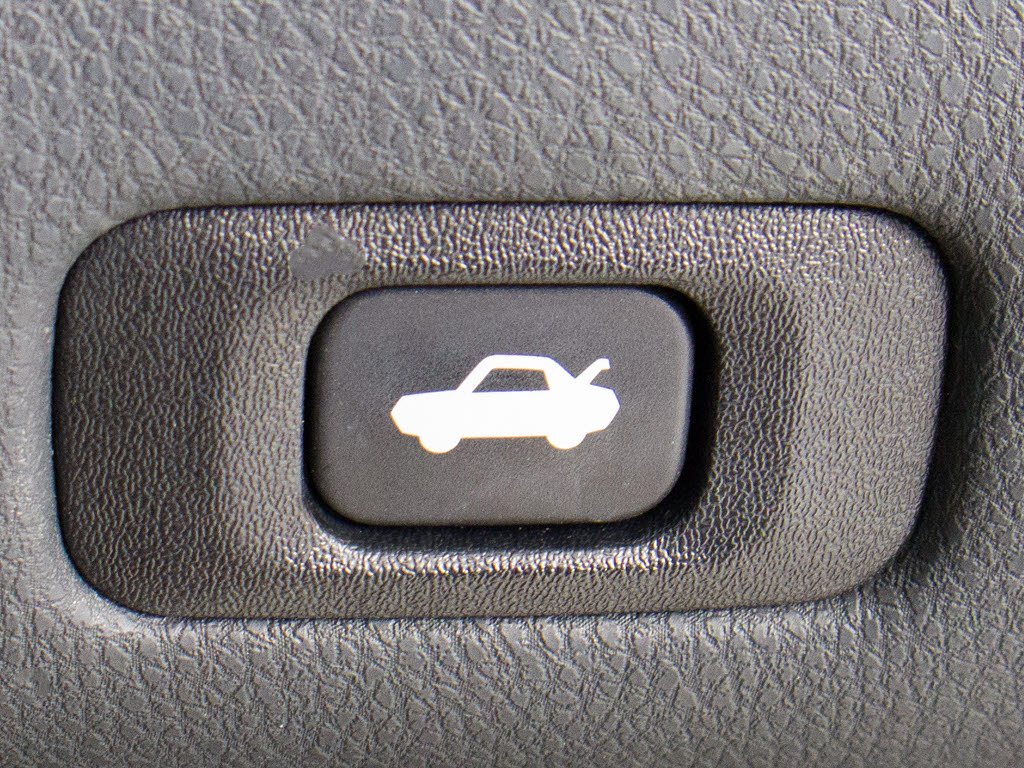 ボタン一つでトランクオープンが可能！車内
から操作できる為、非常に便利な装備の一つ
となります！