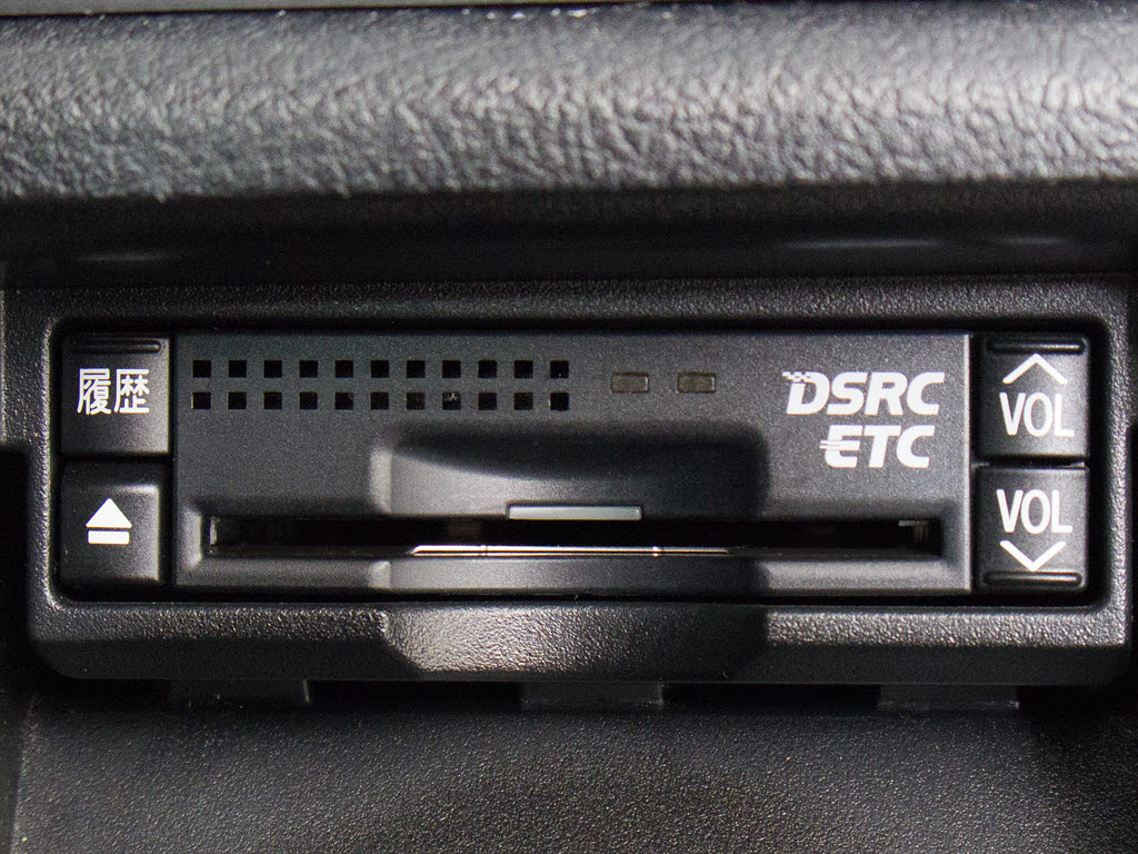 ★ＥＴＣ（ＤＳＲＣ）が装備されています！
！社外品とは違い収まりの良いデザインが人
気！高速道路を利用する際は必需品ですよね
！！ストレス無く料金所を通過出来ます！！