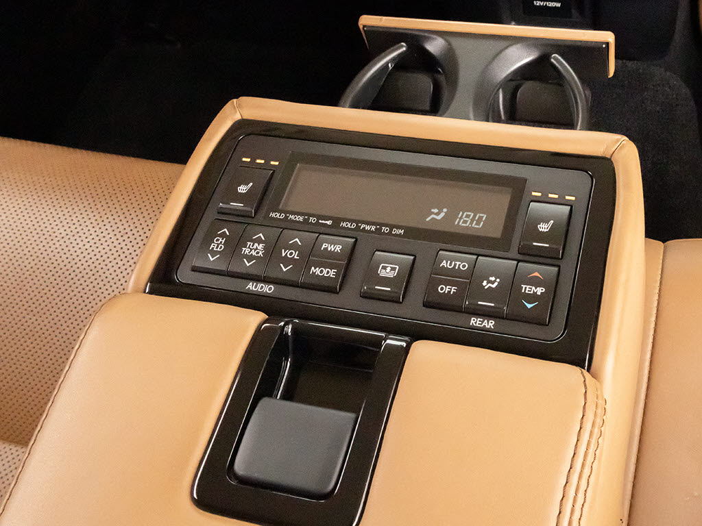 後席もＶＩＰ装備！後席センターコンソール
の画像です！こちらのお車は、オーディオな
ども後席から操作出来るなど豪華！ゲストに
喜んで頂ける装備ですね！