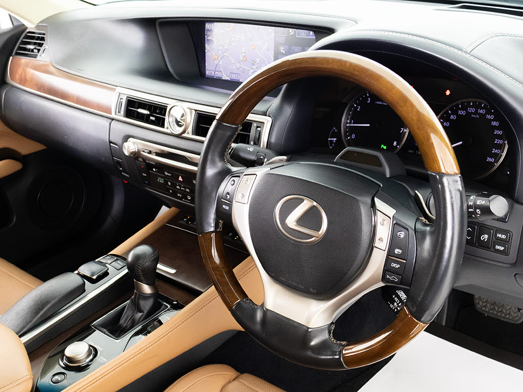 ★使いやすさや安全性を追求したステアリン
グ周り！高級車ゆえにスイッチ類が多いのも
特徴ですね！考え尽くされた配置ですぐに使
いこなす事が出来ますのでご安心下さい！是
非、体感してみて下さい！！