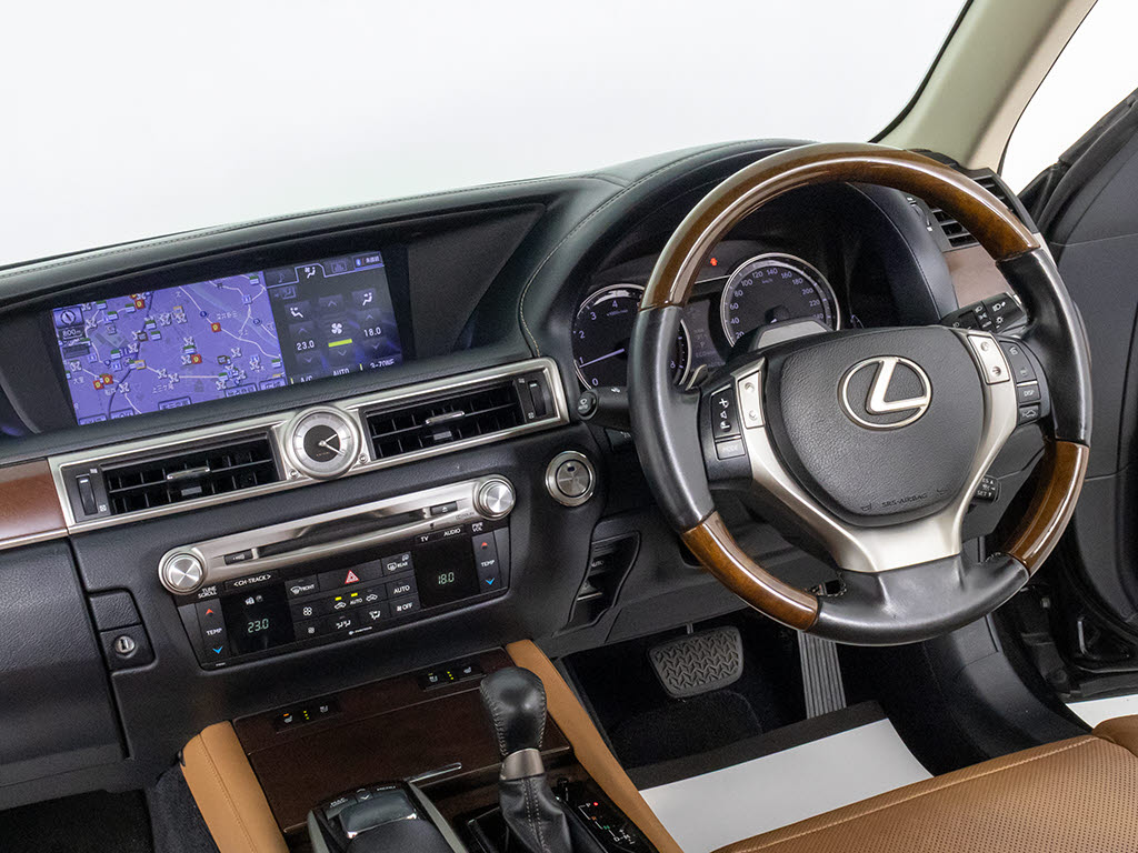 ★使いやすさや安全性を追求したステアリン
グ周り！高級車ゆえにスイッチ類が多いのも
特徴ですね！考え尽くされた配置ですぐに使
いこなす事が出来ますのでご安心下さい！是
非、体感してみて下さい！！