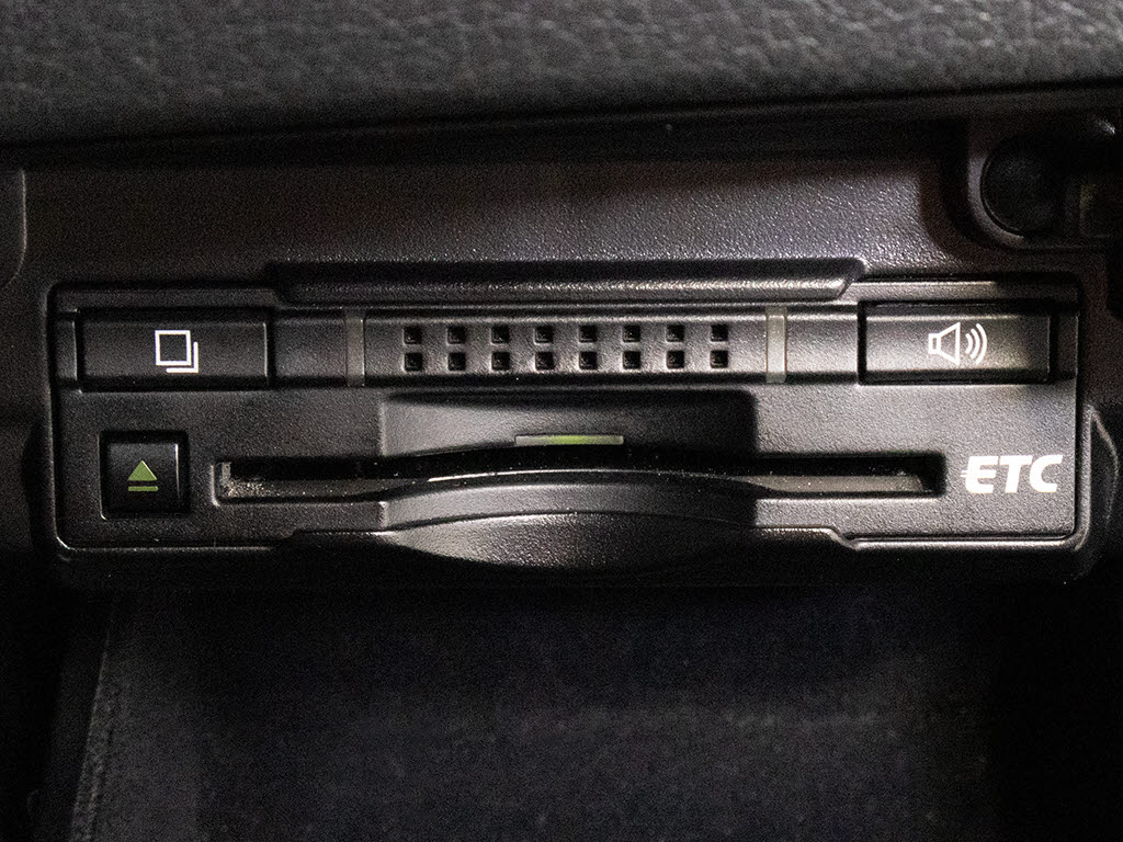 コンソール内一体型のビルトインＥＴＣ装備
！見た目の部分も良いですが、ＥＴＣカード
の盗難防止になる設置箇所です！料金所の渋
滞回避！時間帯・日によって料金の軽減を受
けられます！ストレス知らずのドライブ！