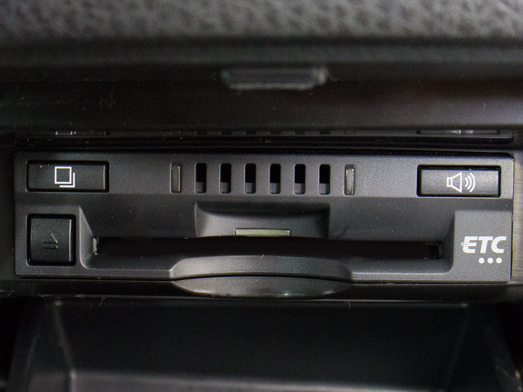 コンソール内一体型のビルトインＥＴＣ装備
！見た目の部分も良いですが、ＥＴＣカード
の盗難防止になる設置箇所です！料金所の渋
滞回避！時間帯・日によって料金の軽減を受
けられます！ストレス知らずのドライブ！