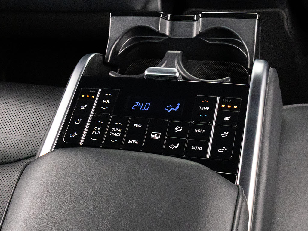 後席もＶＩＰ装備！後席センターコンソール
の画像です！こちらのお車には、後席にもパ
ワーシートが装備されています！更にオーデ
ィオなども後席から操作出来るなど豪華！ゲ
ストに喜んで頂ける装備ですね！