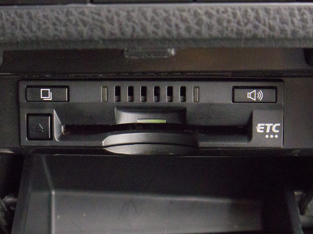 コンソール内一体型のビルトインＥＴＣ装備
！見た目の部分も良いですが、ＥＴＣカード
の盗難防止になる設置箇所です！料金所の渋
滞回避！時間帯・日によって料金の軽減を受
けられます！ストレス知らずのドライブ！