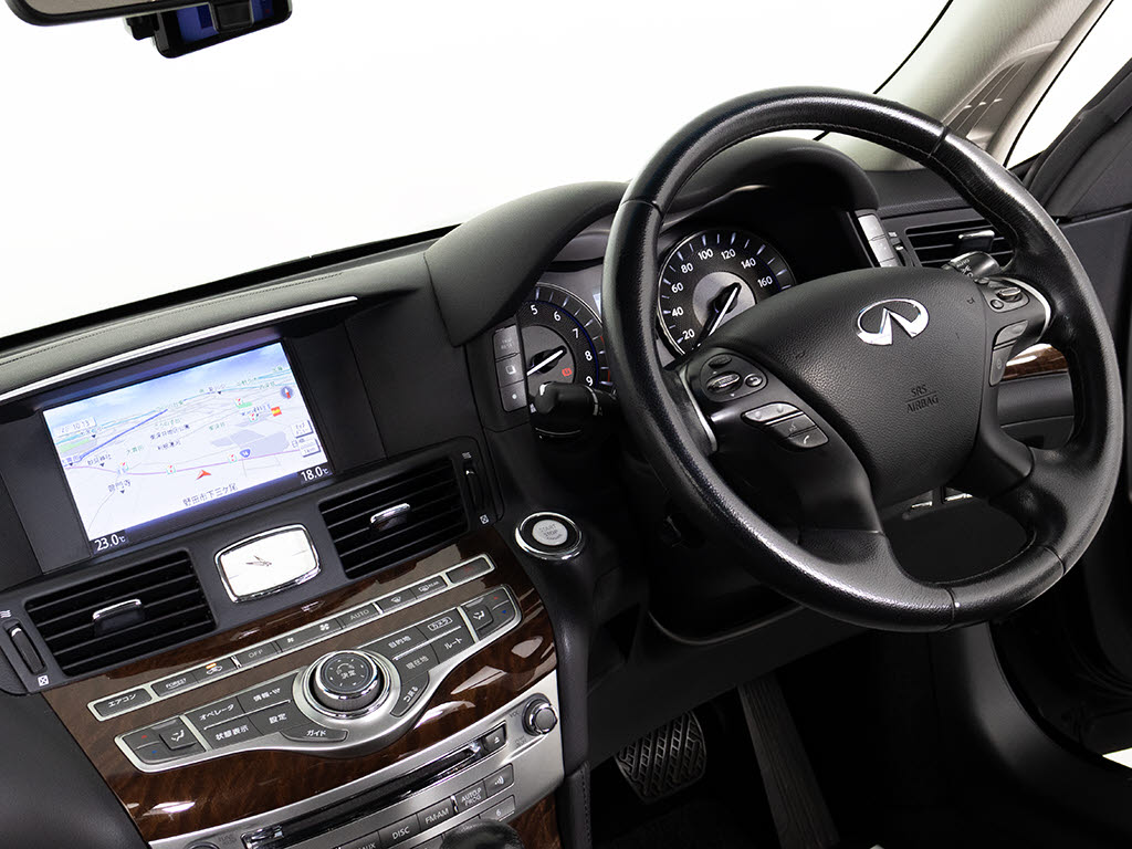 ★使いやすさや安全性を追求したステアリン
グ周り！高級車ゆえにスイッチ類が多いのも
特徴ですね！考え尽くされた配置ですぐに使
いこなす事が出来ますのでご安心下さい！是
非、体感してみて下さい！！