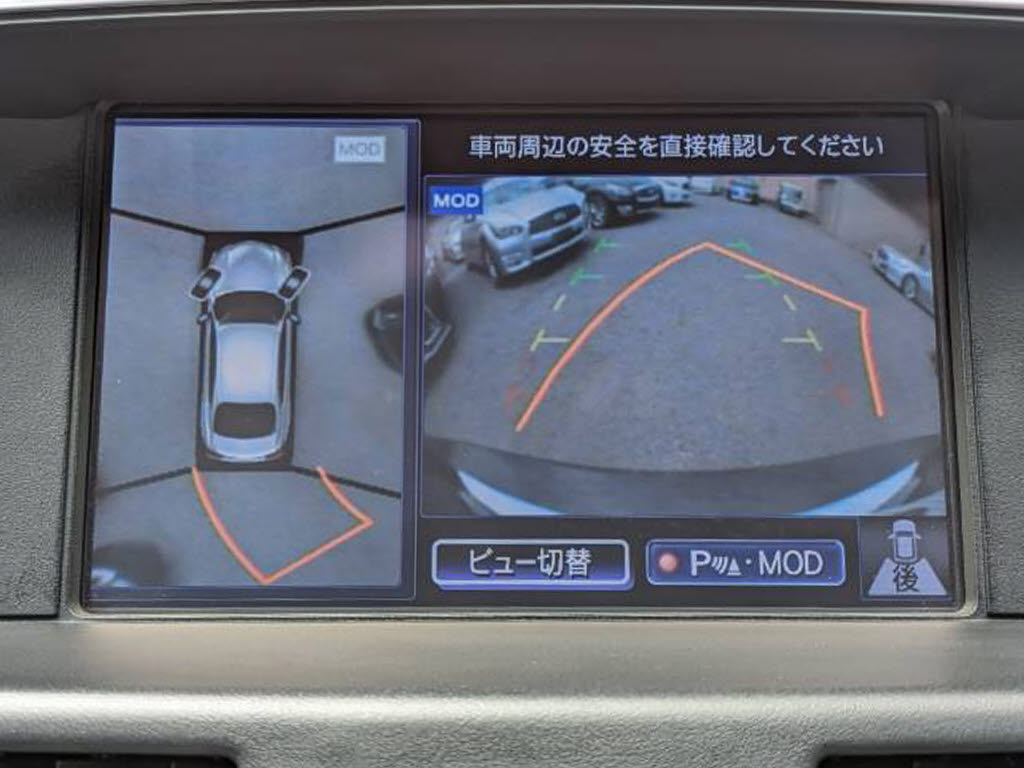 アラウンドビューモニターを装備！上から車
両を見下ろしたような映像をナビ画面に表示
できます。車両前後左右に搭載した４つのカ
メラ映像を継ぎ目なく合成！目視では見えな
い部分もリアルタイムで見れます。