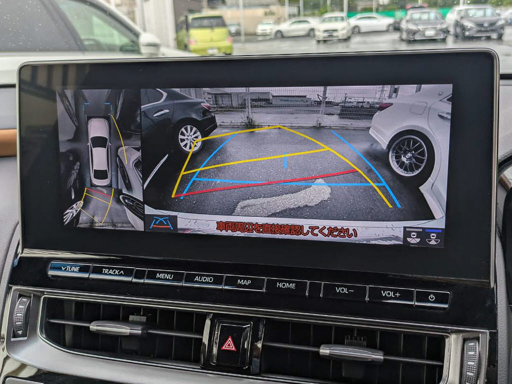 パノラミックビューモニターを装備！上から
車両を見下ろしたような映像をナビ画面に表
示できます。車両前後左右に搭載した４つの
カメラ映像を継ぎ目なく合成！目視では見え
ない部分もリアルタイムで見れます。
