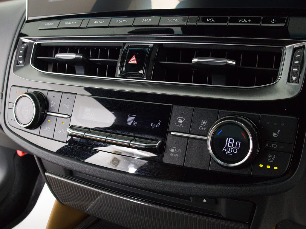 使いやすさや安全性を追求したステアリング
周り！高級車ゆえにスイッチ類が多いのも特
徴ですね！考え尽くされた配置ですぐに使い
こなす事が出来ますのでご安心下さい！是非
、体感してみて下さい！！