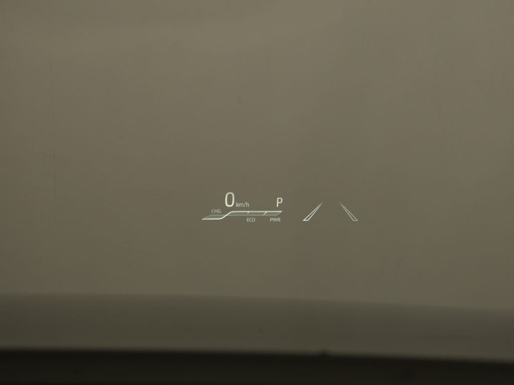 ヘッドアップディスプレイ（ＨＵＤ）付！、
フロントウインドウガラスに運転支援システ
ムの作動状況や走行に関するさまざまな情報
を表示することができます。