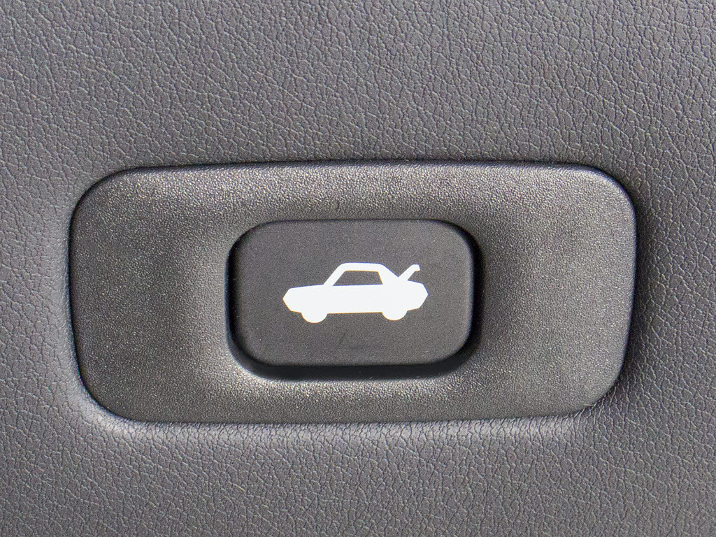 ボタン一つでトランクオープンが可能！車内
から操作できる為、非常に便利な装備の一つ
となります！