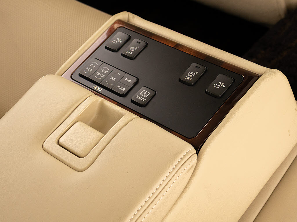後席もＶＩＰ装備！後席センターコンソール
の画像です！こちらのお車には、後席にもパ
ワーシートが装備されています！更にオーデ
ィオなども後席から操作出来るなど豪華！ゲ
ストに喜んで頂ける装備ですね！