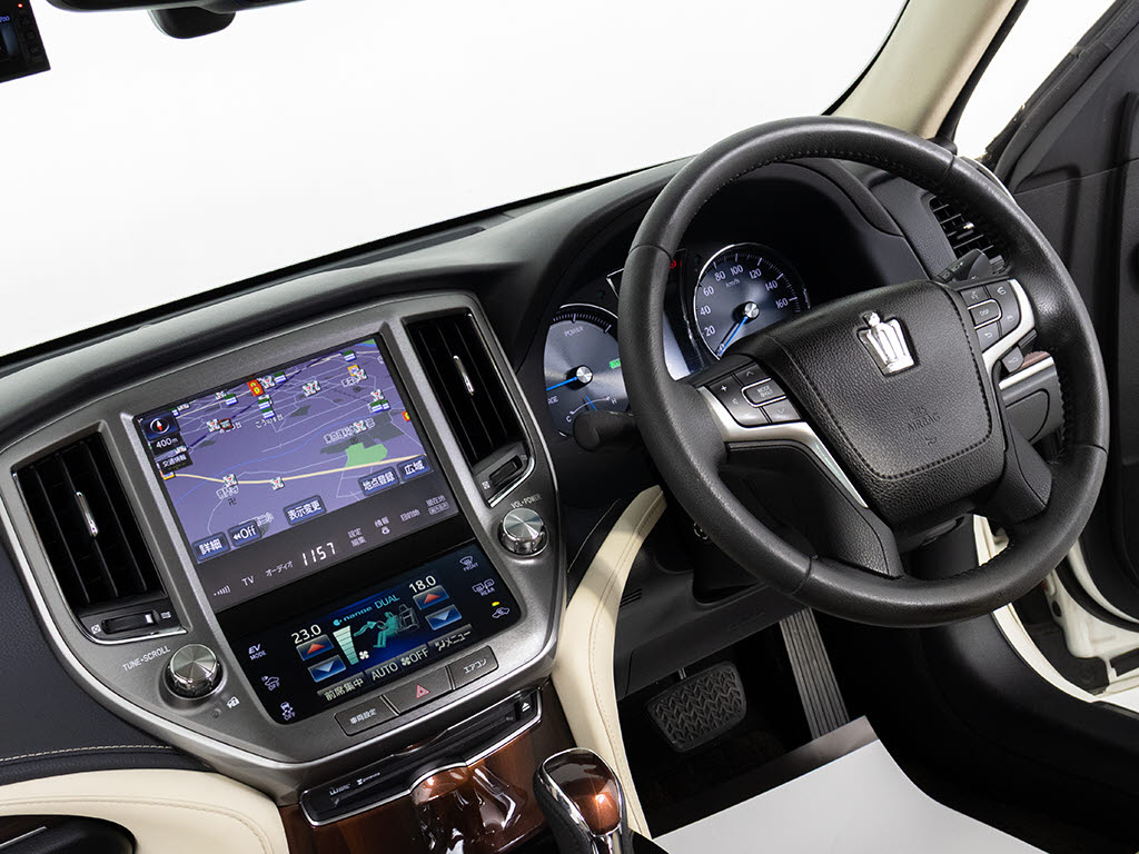 使いやすさや安全性を追求したステアリング
周り！高級車ゆえにスイッチ類が多いのも特
徴ですね！考え尽くされた配置ですぐに使い
こなす事が出来ますのでご安心下さい！是非
、体感してみて下さい！！