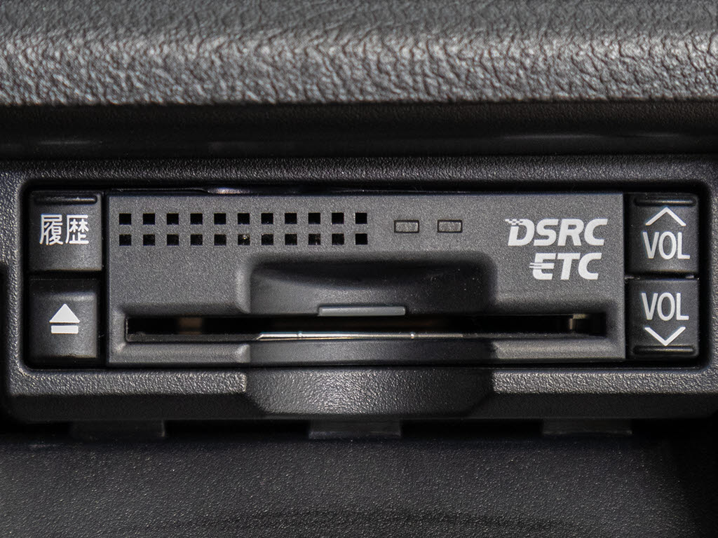 ★ＥＴＣ（ＤＳＲＣ）が装備されています！
！社外品とは違い収まりの良いデザインが人
気！高速道路を利用する際は必需品ですよね
！！ストレス無く料金所を通過出来ます！！