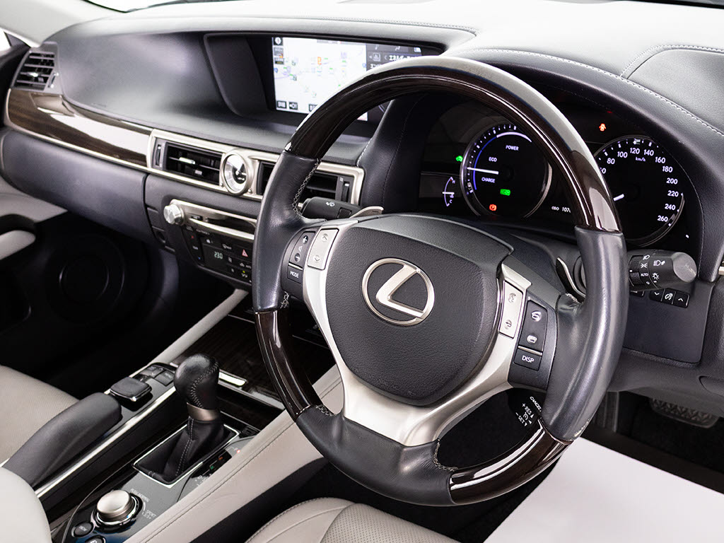 ★使いやすさや安全性を追求したステアリン
グ周り！高級車ゆえにスイッチ類が多いのも
特徴ですね！考え尽くされた配置ですぐに使
いこなす事が出来ますのでご安心下さい！是
非、体感してみて下さい！！