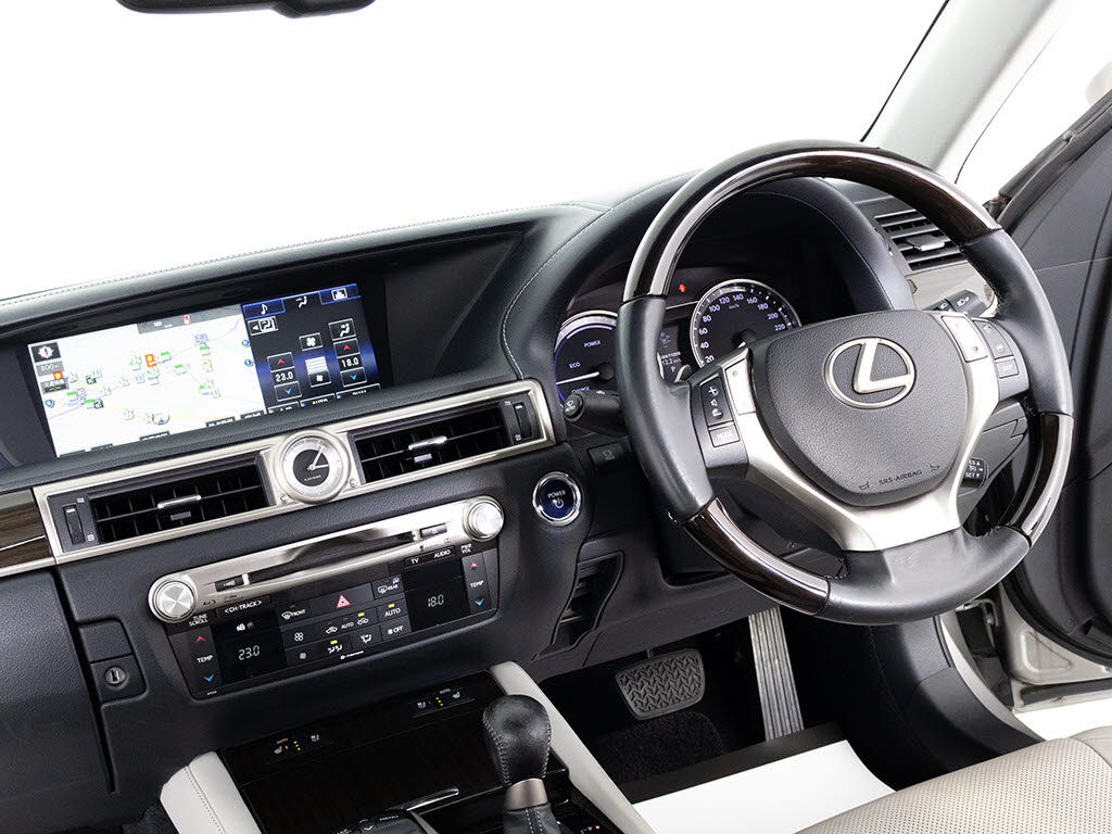 ★使いやすさや安全性を追求したステアリン
グ周り！高級車ゆえにスイッチ類が多いのも
特徴ですね！考え尽くされた配置ですぐに使
いこなす事が出来ますのでご安心下さい！是
非、体感してみて下さい！！