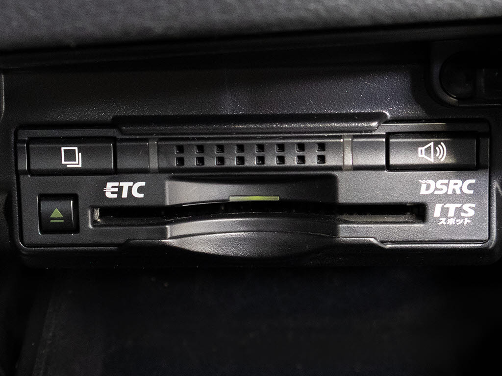 ★ＥＴＣ（ＤＳＲＣ）が装備されています！
！社外品とは違い収まりの良いデザインが人
気！高速道路を利用する際は必需品ですよね
！！ストレス無く料金所を通過出来ます！！