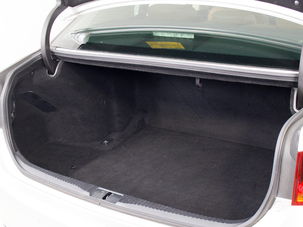 トランクが狭いと思っておりませんか？実際
は大容量トランクです！旅行等の長距離ドラ
イブも快適です！また、屋根付きスペースを
完備しておりますので、夜間でも、雨でも雪
の日だってゆっくりご覧頂けます。