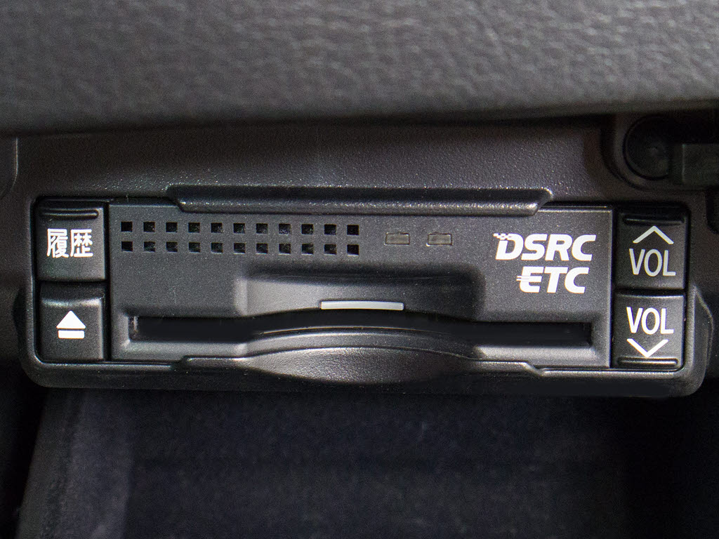 ★ＥＴＣ（ＤＳＲＣ）が装備されています！
！社外品とは違い収まりの良いデザインが人
気！高速道路を利用する際は必需品ですよね
！！ストレス無く料金所を通過出来ます！！