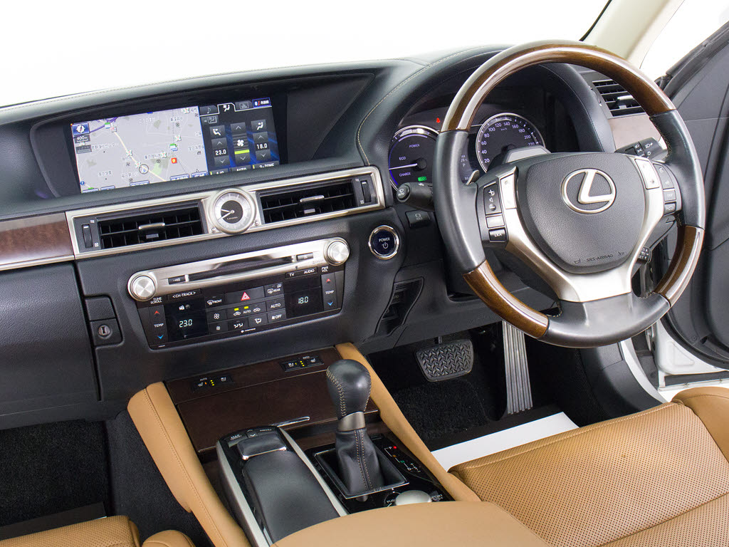 ★使いやすさや安全性を追求したステアリン
グ周り！高級車ゆえにスイッチ類が多いのも
特徴ですね！考え尽くされた配置ですぐに使
いこなす事が出来ますのでご安心下さい！是
非、体感してみて下さい！！
