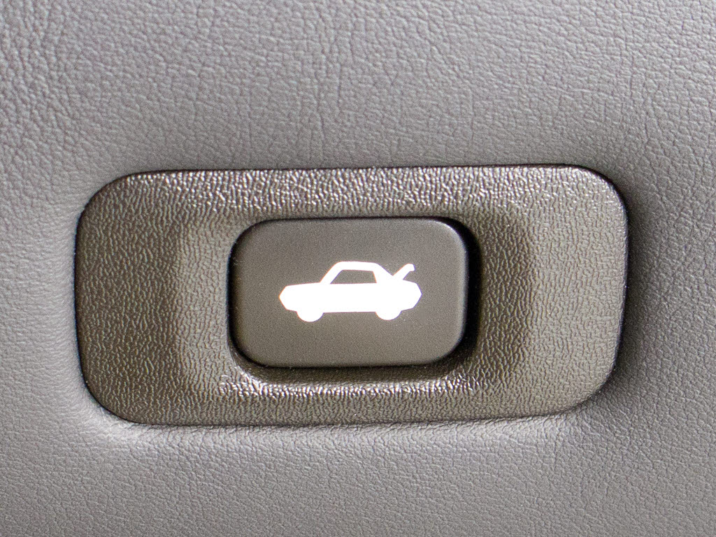 ボタン一つでトランクオープンが可能！車内
から操作できる為、非常に便利な装備の一つ
となります！