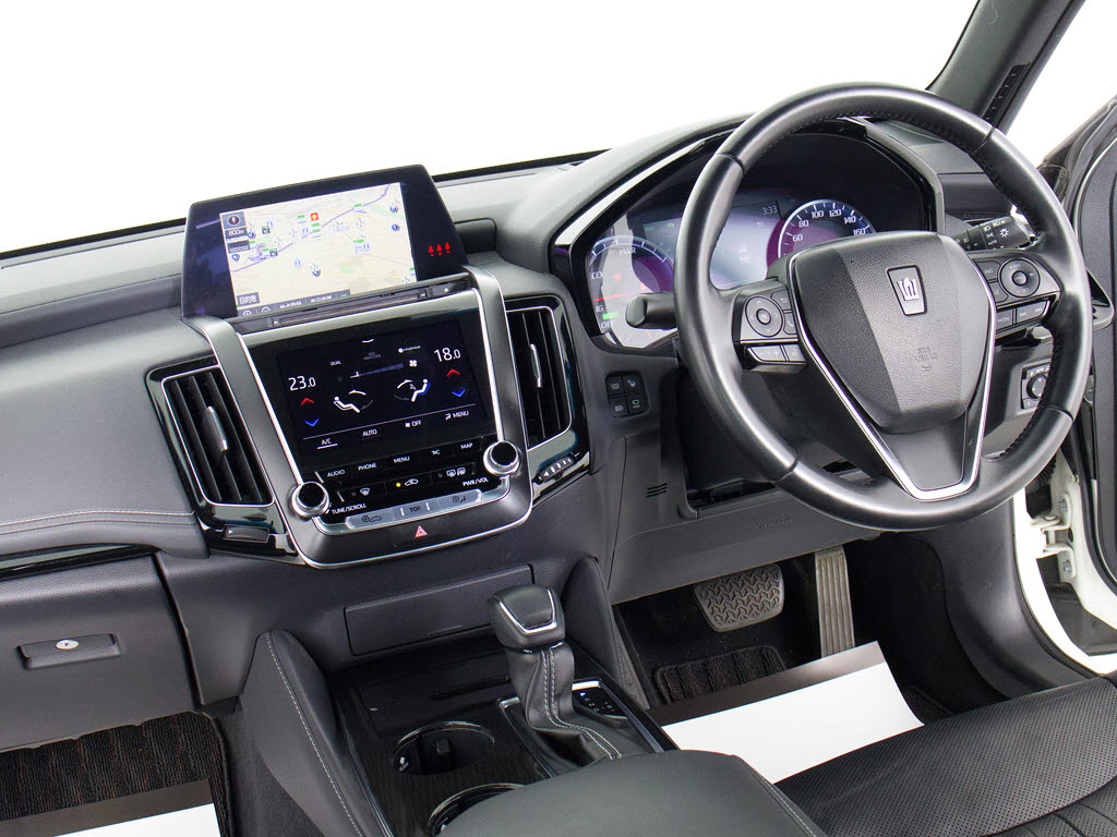 使いやすさや安全性を追求したステアリング
周り！高級車ゆえにスイッチ類が多いのも特
徴ですね！考え尽くされた配置ですぐに使い
こなす事が出来ますのでご安心下さい！是非
、体感してみて下さい！！