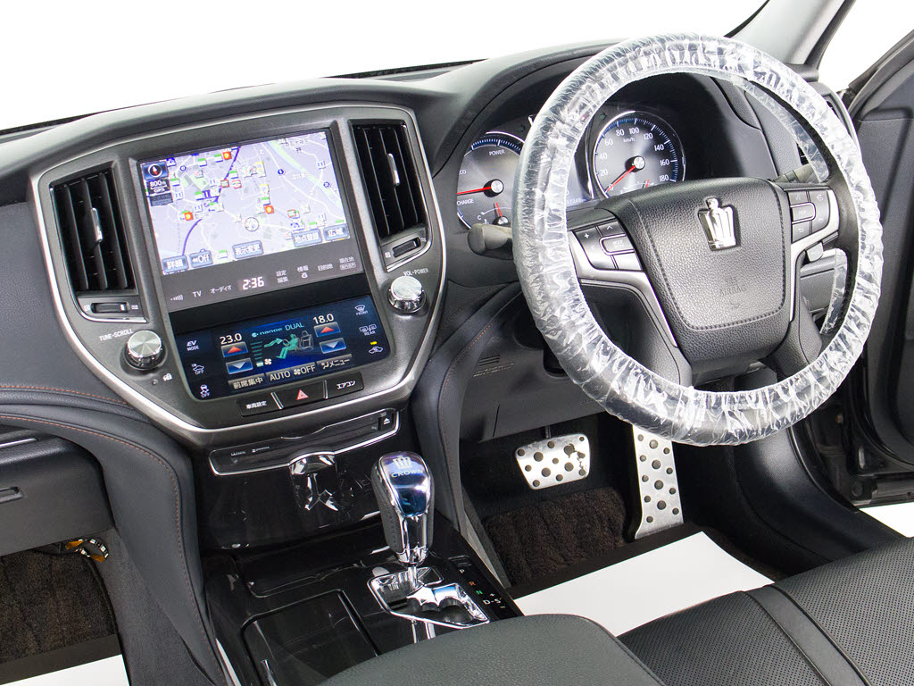 使いやすさや安全性を追求したステアリング
周り！高級車ゆえにスイッチ類が多いのも特
徴ですね！考え尽くされた配置ですぐに使い
こなす事が出来ますのでご安心下さい！是非
、体感してみて下さい！！