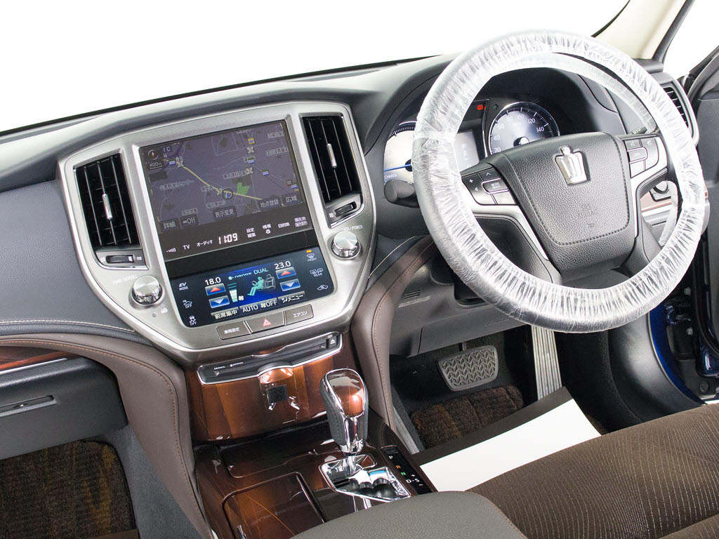 使いやすさや安全性を追求したステアリング
周り！高級車ゆえにスイッチ類が多いのも特
徴ですね！考え尽くされた配置ですぐに使い
こなす事が出来ますのでご安心下さい！是非
、体感してみて下さい！！
