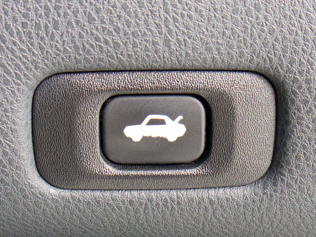 ボタン一つでトランクオープンが可能！車内
から操作できる為、非常に便利な装備の一つ
となります！