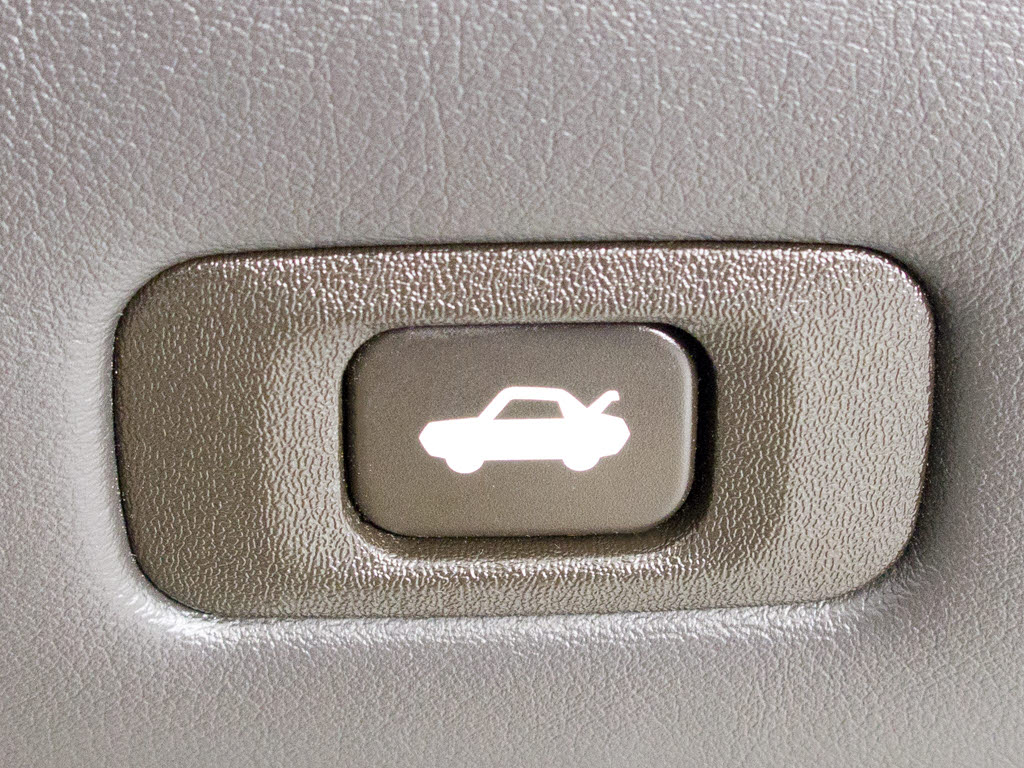 ボタン一つでトランクオープンが可能！車内
から操作できる為、非常に便利な装備の一つ
となります！