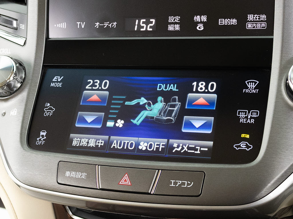 使いやすさや安全性を追求したステアリング
周り！高級車ゆえにスイッチ類が多いのも特
徴ですね！考え尽くされた配置ですぐに使い
こなす事が出来ますのでご安心下さい！是非
、体感してみて下さい！！