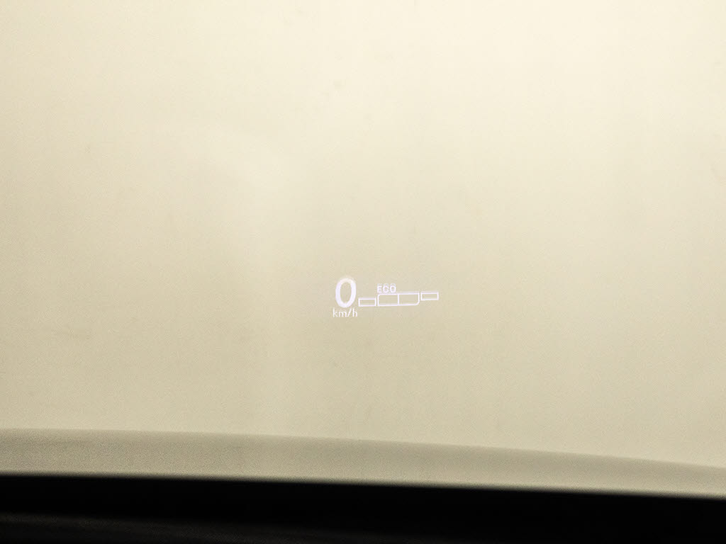 ヘッドアップ・ディスプレイ（ＨＵＤ）現在
のスピードや、前方の車線情報など、運転に
必要な情報を、目の前のウインドウガラスに
表示する機能です。これにより、目線の移動
が少なく済み、安全です。