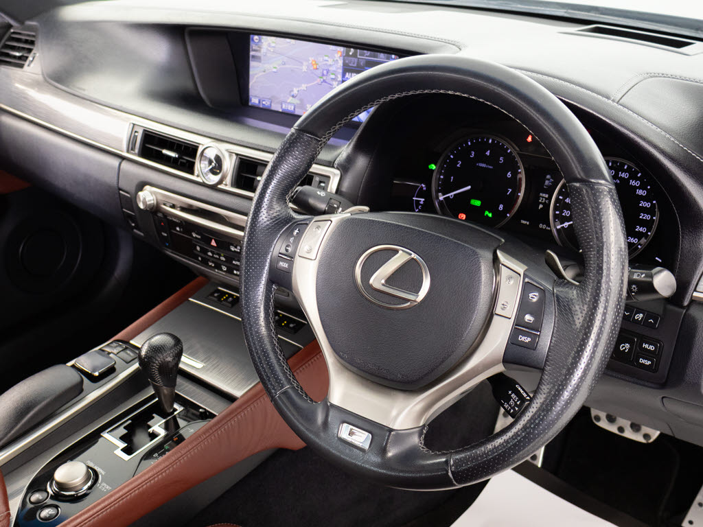 ★使いやすさや安全性を追求したステアリン
グ周り！高級車ゆえにスイッチ類が多いのも
特徴ですね！考え尽くされた配置ですぐに使
いこなす事が出来ますのでご安心下さい！是
非、体感してみて下さい！！