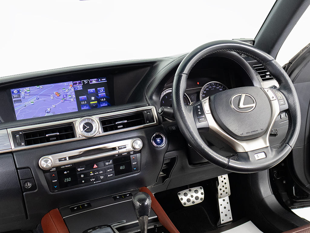 ★使いやすさや安全性を追求したステアリン
グ周り！高級車ゆえにスイッチ類が多いのも
特徴ですね！考え尽くされた配置ですぐに使
いこなす事が出来ますのでご安心下さい！是
非、体感してみて下さい！！