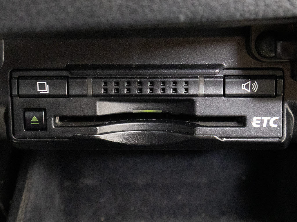 コンソール内一体型のビルトインＥＴＣ装備
！見た目の部分も良いですが、ＥＴＣカード
の盗難防止になる設置箇所です！料金所の渋
滞回避！時間帯・日によって料金の軽減を受
けられます！ストレス知らずのドライブ！