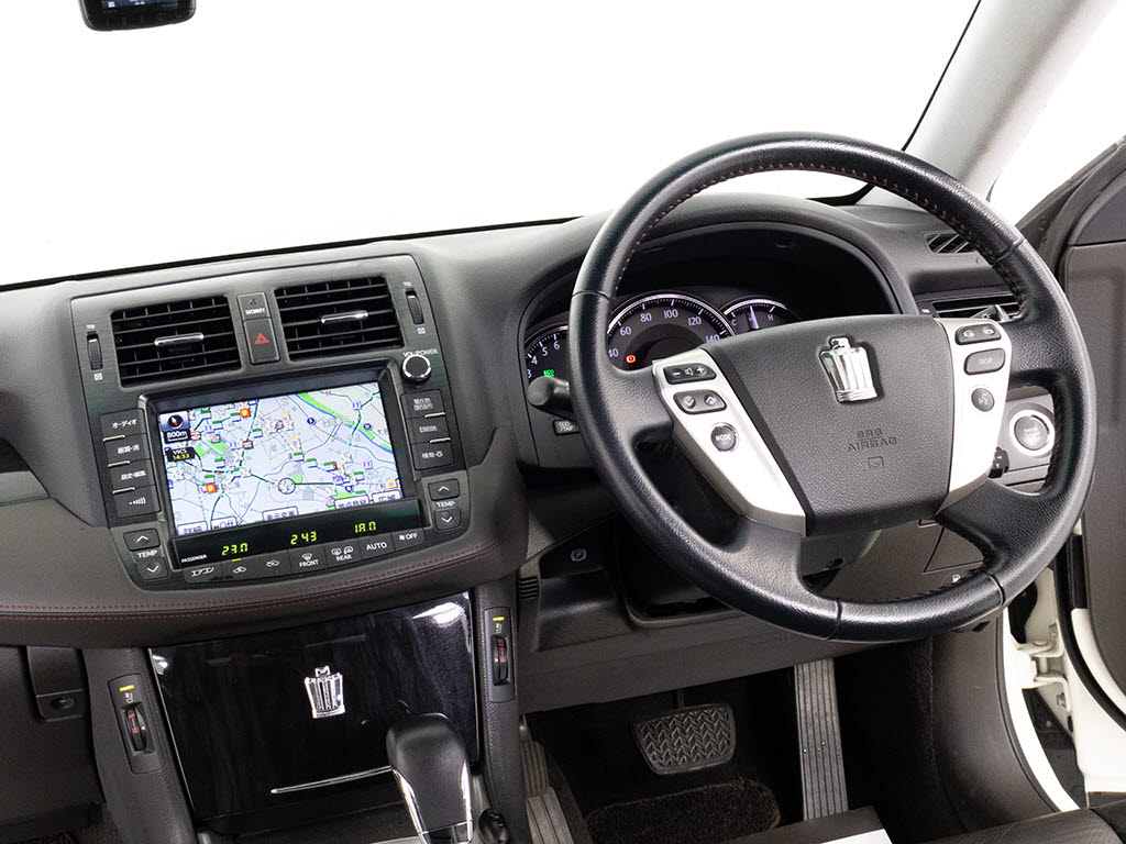 使いやすさや安全性を追求したステアリング
周り！高級車ゆえにスイッチ類が多いのも特
徴ですね！考え尽くされた配置ですぐに使い
こなす事が出来ますのでご安心下さい！是非
、体感してみて下さい！！