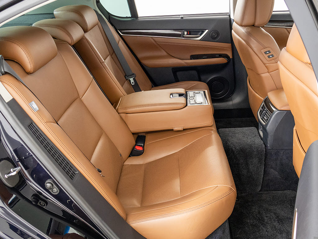 後席もVIP装備！後席センターコンソールの
画像です！こちらのお車は、オーディオなど
も後席から操作出来るなど豪華！ゲストに喜
んで頂ける装備ですね！