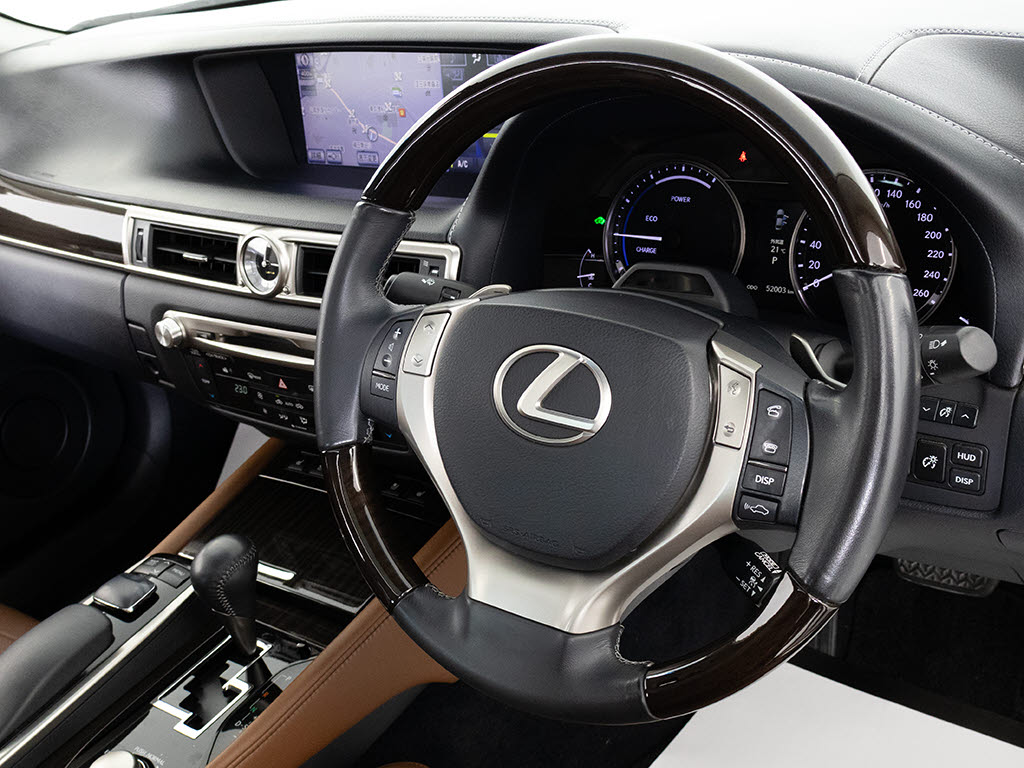 ★使いやすさや安全性を追求したステアリン
グ周り！高級車ゆえにスイッチ類が多いのも
特徴ですね！考え尽くされた配置ですぐに使
いこなす事が出来ますのでご安心下さい！是
非、体感してみて下さい！！