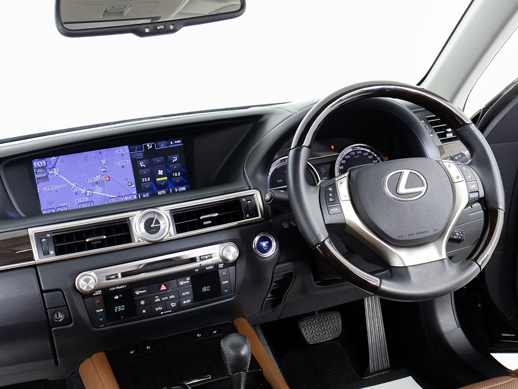 ★使いやすさや安全性を追求したステアリン
グ周り！高級車ゆえにスイッチ類が多いのも
特徴ですね！考え尽くされた配置ですぐに使
いこなす事が出来ますのでご安心下さい！是
非、体感してみて下さい！！