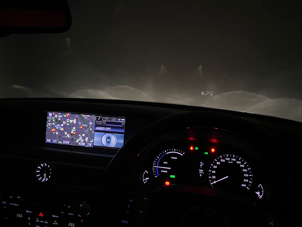ヘッドアップ・ディスプレイ（HUD）現在の
スピードや、前方の車線情報など、運転に必
要な情報を、目の前のウインドウガラスに表
示する機能です。これにより、目線の移動が
少なく済み、安全です。