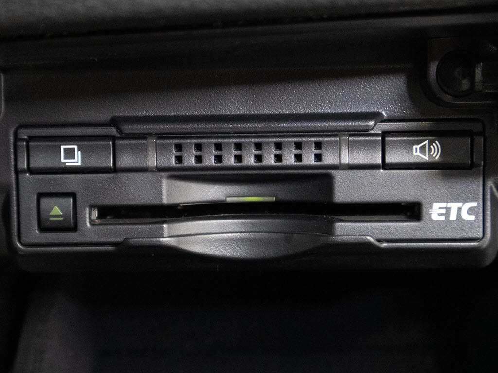 コンソール内一体型のビルトインＥＴＣ装備
！見た目の部分も良いですが、ＥＴＣカード
の盗難防止になる設置箇所です！料金所の渋
滞回避！時間帯・日によって料金の軽減を受
けられます！ストレス知らずのドライブ！