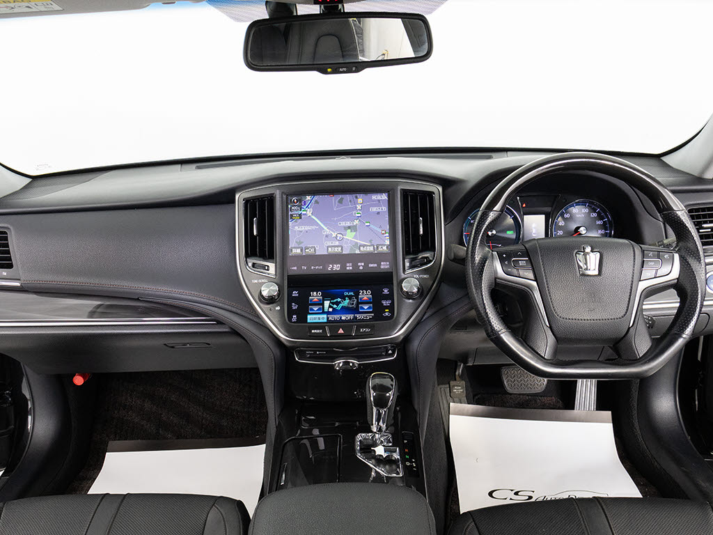 使いやすさや安全性を追求したステアリング
周り！高級車ゆえにスイッチ類が多いのも特
徴ですね！考え尽くされた配置ですぐに使い
こなす事が出来ますのでご安心下さい！是非
、体感してみて下さい！！