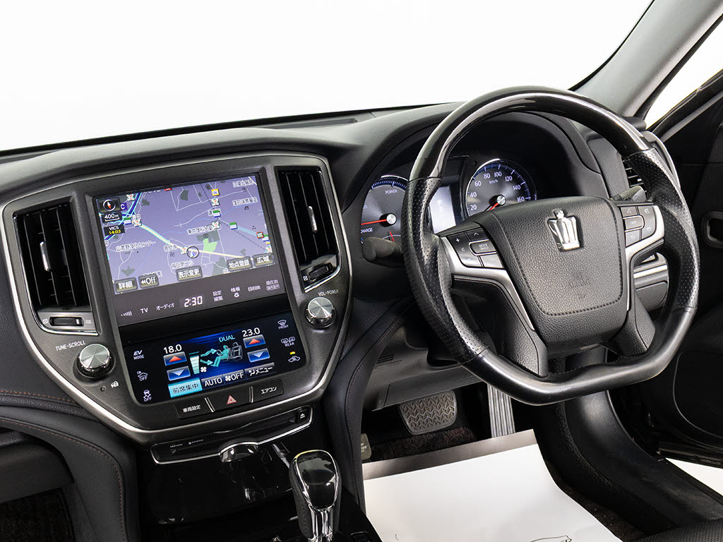 使いやすさや安全性を追求したステアリング
周り！高級車ゆえにスイッチ類が多いのも特
徴ですね！考え尽くされた配置ですぐに使い
こなす事が出来ますのでご安心下さい！是非
、体感してみて下さい！！