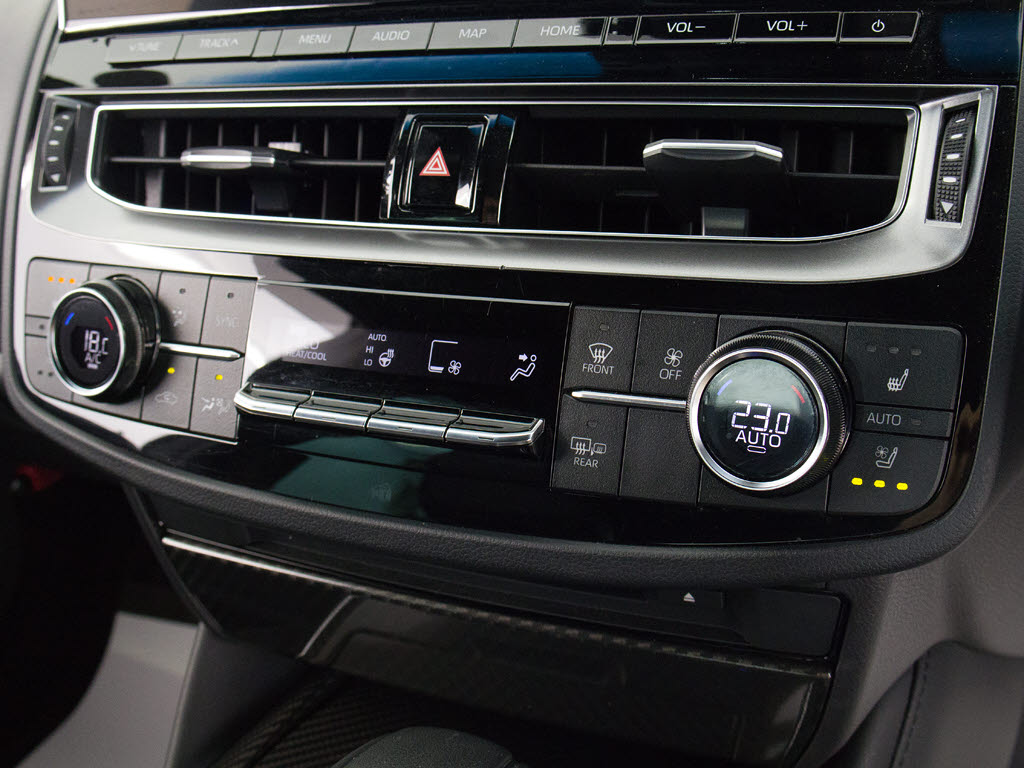 使いやすさや安全性を追求したステアリング
周り！高級車ゆえにスイッチ類が多いのも特
徴ですね！考え尽くされた配置ですぐに使い
こなす事が出来ますのでご安心下さい！是非
、体感してみて下さい！！