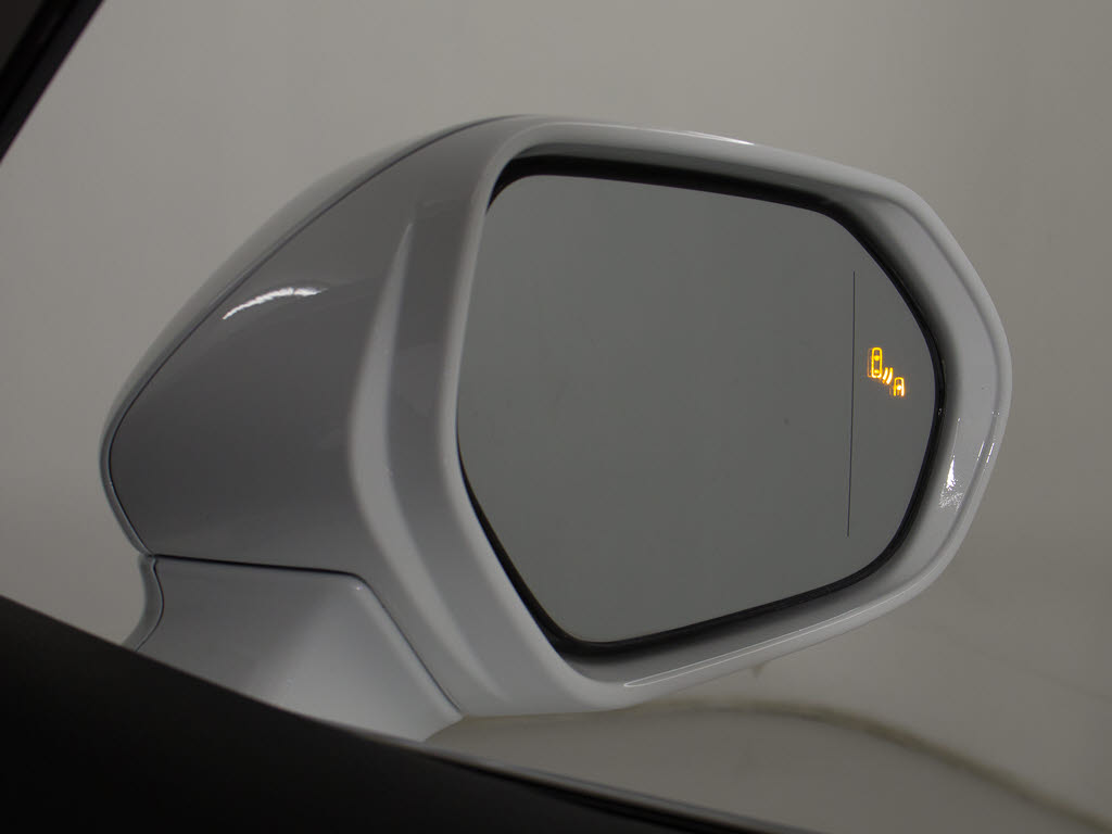 ＢＳＭ（ブラインドスポットモニタ）！隣の
車線を走る車両をレーダーで検知し、ドアミ
ラーでは確認しにくい後側方エリアに存在す
る車両に加えて、急接近してくる車両も検知
します。