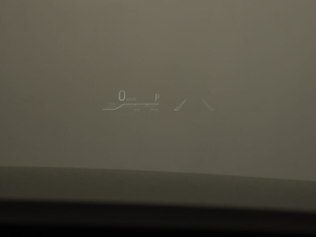 ヘッドアップディスプレイ(HUD)付！、フロ
ントウインドウガラスに運転支援システムの
作動状況や走行に関するさまざまな情報を表
示することができます。