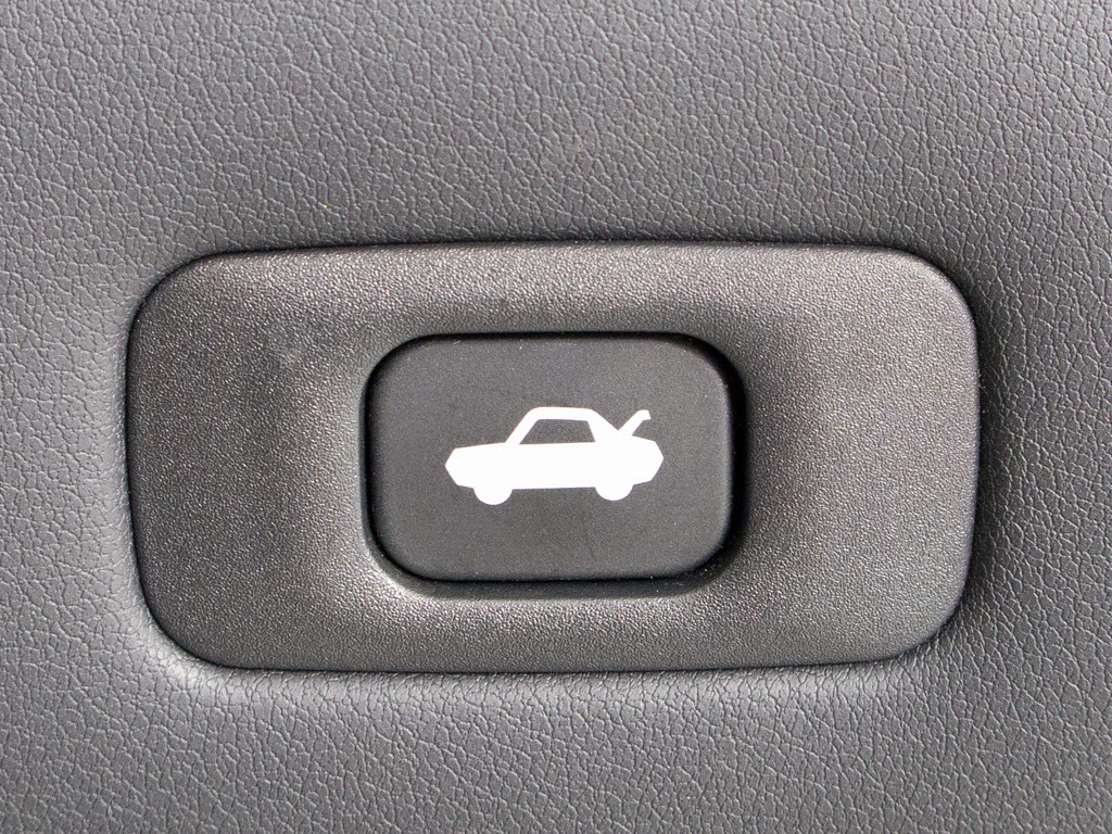 ボタン一つでトランクオープンが可能！車内
から操作できる為、非常に便利な装備の一つ
となります！