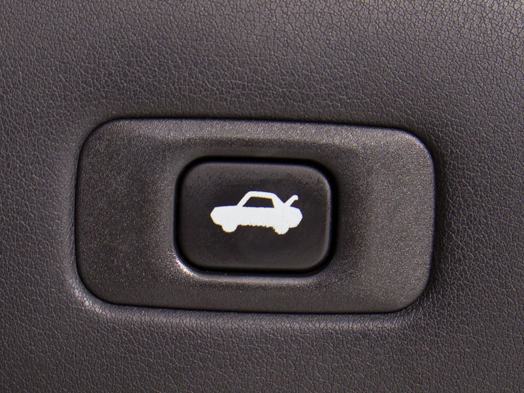 ボタン一つでトランクオープンが可能！車内
から操作できる為、非常に便利な装備の一つ
となります！